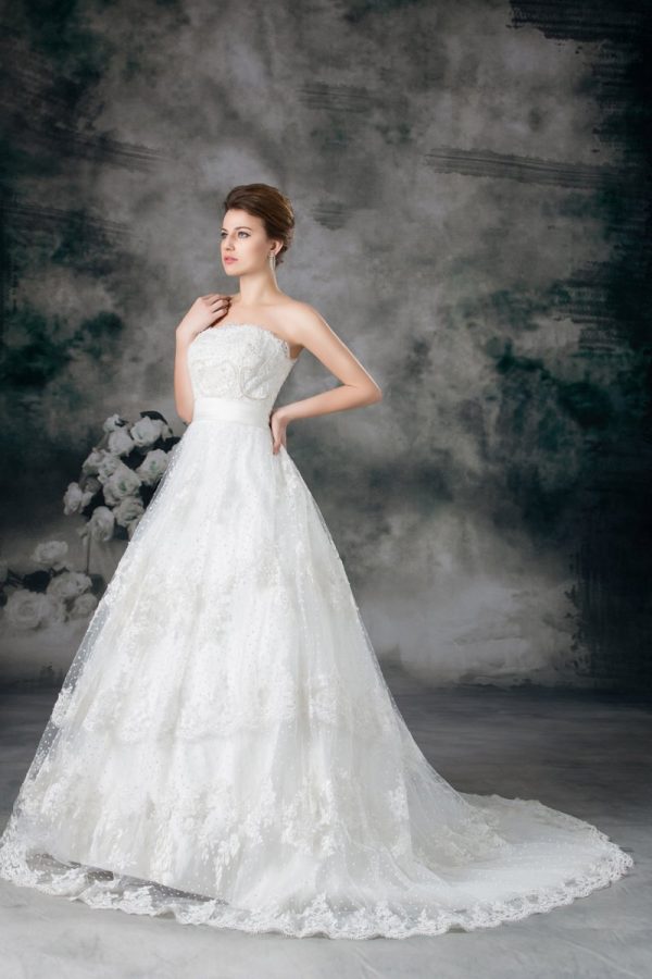 Ivory Elegant A-Line Strapless Floor-Length Chapel Lace Wedding Dresses