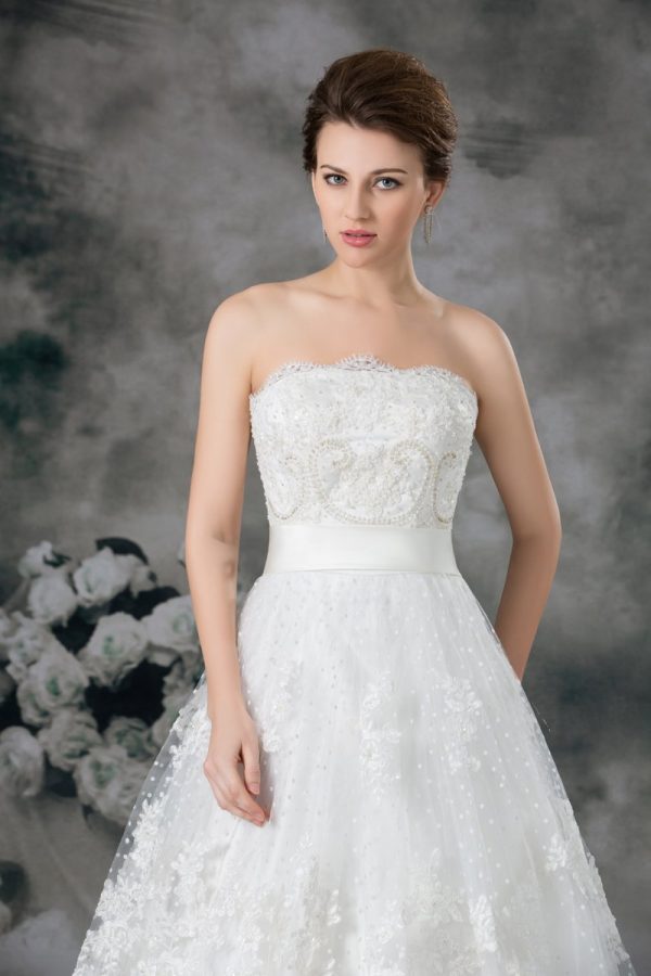 Ivory Elegant A-Line Strapless Floor-Length Chapel Lace Wedding Dresses
