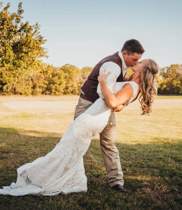 Romantic Ivory Lace Wedding Dresses for Brides V Neck Backless Cap Sleeves Sheath Boho Bridal Gown for Bride