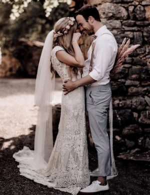 Romantic Ivory Lace Wedding Dresses for Brides V Neck Backless Cap Sleeves Sheath Boho Bridal Gown for Bride